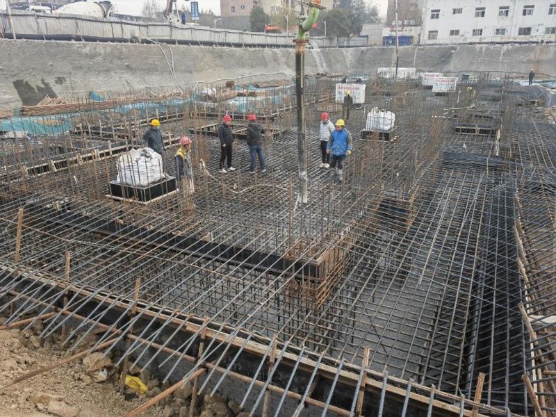 The Railway Xinyuan Phase II shantytown reconstruction Project No. 7 building foundation raft was successfully poured