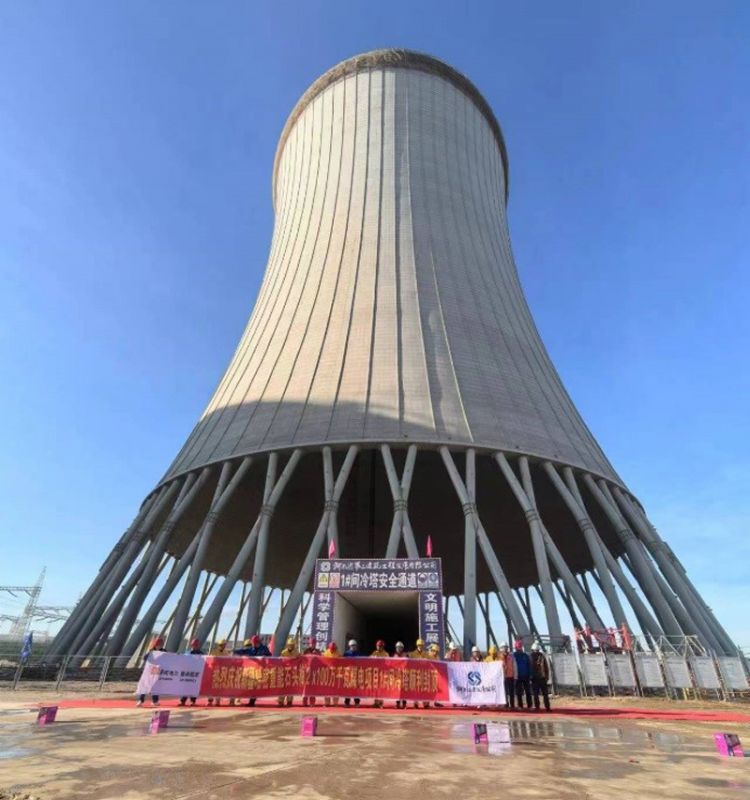 The intercooling tower of Unit 1 of the Xinjiang Renewable Energy Shimei 2×1 million kilowatt coal-fired power project was successfully capped