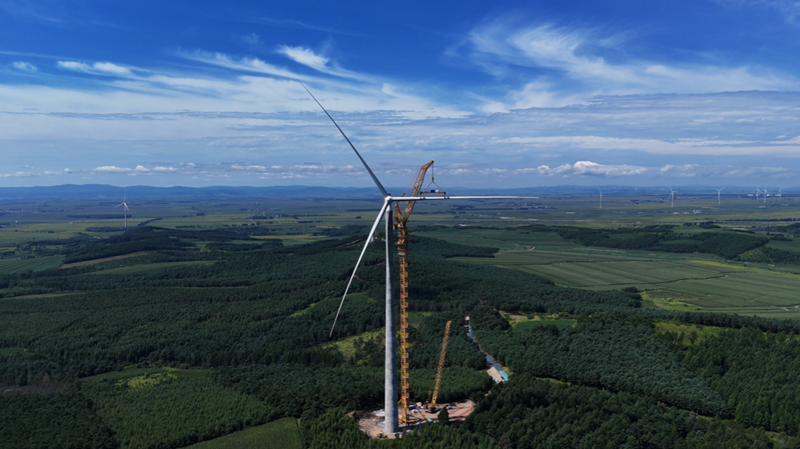 The first wind turbine of the Qitaihe Wind Power project in Heilongjiang Province was successfully installed